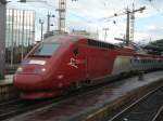 Thalys 9460 nach Paris Gare du Nord bei der Ausfahrt Kln Hbf.