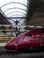 Triebkopf des Thalys 4304 mit altem Logo. Im Hintergrund erkennt man einen Eurostar im abgesperrten Bereich des Bahnhofs Bruxelles Midi am 07.03.08
