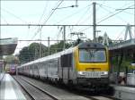 SNCB E-Lok 1348 mit dem IC Eupen-Ostende steht am Bahnsteig, whrend  ein Thalys PBKA soeben den Bahnhof von Welkenraedt in Richtung Kln durchfahren hat.