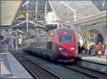 Ein Thalys PBKA wartet am Bahnsteig in Lige Guillemins auf die Abfahrt in Richtung Kln. Die neuen Fahrleitungshalter erinnern mich an Kleiderbgel. 27.12.08 (Jeanny)