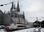 Der Thalys 4331 am 05.01.2009 bei der Ausfahrt aus dem Klner Hbf. Im Hintergrund ist der Klner Dom Zusehen.