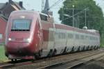 Ein Thalys kurz vor der Durchfahrt in Geilenkirchen, ein kleiner Teil der Umleiterzge aus Kln nach Aachen, aufgenommen am 06.06.2009