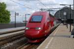 Die Thalys 4344, hier mit EC von (Amsterdam CS - Paris Nord) beim ausfahrt von Amsterdam am 25. 08 2010.