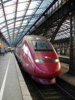 Ein Thalys-Triebzug wartet in Kln HBF auf grnes Licht zur Weiterfahrt Richtung Paris Nord ber Aachen und Brssel.