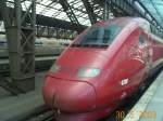 Der Thalys nach Paris nord wartet in Kln Gleis 8 auf seine Abfahrt der Zug hat bereits etwas versptung weil der BGS erst noch einen Betrunkenen aus dem Zug geholt hat.