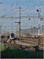 Faszinierendes Miteinander: Formsignale und TGV. Im Rangierbahnhof von Biel wartet der  TGV 4411 auf die Leerfahrt nach Bern, um dann als TGV Lyria 9216 nach Paris Gare de Lyon zu fahren. 

24. April 2019