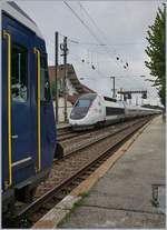 In Frasne vermittelt der RE 18122 von Neuchâtel gekommen, Anschluss an den TGV Lyria 4411 welcher von Lausanne nach Paris unterwegs ist.