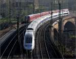 Gemeinsam über den Neckar -     Parallefahrt eines TGVs und einer S-Bahn auf der Neckarbrücke in Stuttgart-Bad Cannstatt.