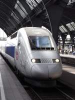 Pnktlich auf die Minute fhrt der TGV 9573 am 9.9.09 in Karlsruhe Hbf ein.