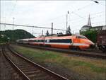 TGV in Tschechien. SNCF TGV PSE Nr. 16, Nex 98103 (baujahre 1980) am 5.6.2022 durchfährt den Bahnhof Kralupy nad Vltavou 