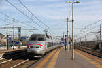 TGV-Triebzug 4502 wurde am 9. März 2017 bei der Durchfahrt in der Station Rho Fiera abgelichtet.
Der Triebzug war als TGV 9248 von Milano Porta Garibaldi nach Paris Gare de Lyon unterwegs.