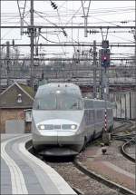 Der TGV 546 fhrt am 24.02.09 durch die  Wachrttelkurve  in den Bahnhof von Luxemburg ein.