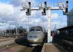 Einfahrt des SNCF TGV 553 unter der n�rdlichen Ausfahrtssignalbr�cke im Stra�burger Hauptbahnhof.


2012-12-30 Strasbourg Gare