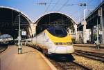 Ein Eurostar in Nice im Juni 1999. Doch der Zug fhrt  nur  bis Bruxelles, nicht nach London. Die SNCF setzte fr wenige Jahre die nicht benutzten Eurostar-Zge erst zwischen Nice und Bruxelles, spter zwischen Paris und Lille ein. 
(Gescanntes Foto)