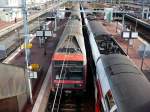 Zwei Ile de France-Doppelstockzgen mit Triebwagen BR Z 20500 am 16.10.2008 im Bahnhof Pontoise auf's Dach geschaut.