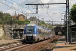27629 mit TER 871644 Toulouse Matabiau-Brive la Gaillarde auf Bahnhof Gourdon am 24-6-2014.
