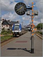 Andere Länder, andere Uhren, und so zeigt sich die SNCF Bahnhofuhr in ganz Frankreich in diesem gefälligen Erscheinungsbild.