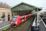Blick von der Fussgängerüberführung auf den TER Richtung Sète und die Bahnhofhalle in Beziers, 4.3.2026