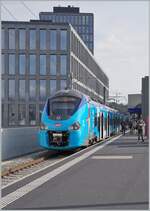 Bringt Farbe in den grauen Alltag: der Himmelblaue SNCF Coradia Polyvalent régional tricourant Z 31541 als Léman Express auf der Fahrt nach Annemasse bei Halt in Lancy Pont Rouge.