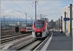 Der SNCF Z 31503 Coradia Polyvalent régional tricourant in der Ursprungsfarbgebung des Léman Express erreicht Lancy Pont Rouge.
