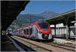 Die SL3 verkehrt im Zweistundentakt von Coppet nach St-Gervais les Bains le Fayet, wo Anschluss an die Meterspurstrecke nach Chamonix und Martingy besteht. Eingesetzt werden in der Regel die SNCF Coradia Polyvalent régional tricourant Z 31500. TER Züge Bellegarde - St-Gervais verdichten den zweistunden Takt der Léman Expresse Züge Stunden Takt zum Stundentakt auf der Strecke nach Annemasse. 
Auf dem Bild ist links ein in St-Gervais Les Bain Le Fayet ausfahrender TER zu erkennen, der SNCF Coradia Polyvalent régional tricourant Z 31517 wird als SL3 in einer Stunde den Bahnhof in Richtung Coppet verlassen.

7. Juli 2020