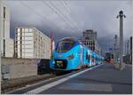 Der SNCF Coradia Polyvalent régional tricourant Z 31545 und ein weiterer sind als SL1 von Coppet nach Thonon unterwegs und verlassen vor dem Hintergrund einer eindrücklichen Wolkenkulisse