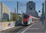 Der SNCF Coradia Polyvalent régional tricourant Z 31549M ist als Léman Express RL4 auf dem Weg von Coppet nach Annemasse und verlässt den Bahnhof von Lancy Pont Rouge. Der Zug zeigt sich in der ursprünglichen Léman Express Farbgebung.
Bemerkenswert: die Uhr links des Triebwagen.

16. April 2026