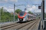 Mit meinem R�cken praktisch am 1078 Meter langen Tunnelprotal Bois de la B�tie stehend und eine kleine frei zu g�nzlichen Ausbuchtung nutzend, konnte ich den SNCF Coradia Polyvalent r�gional tricourant Z31507 M auf dem 167 Meter langen Viadukt von Jonction fotografieren. Der SNCF Triebzug ist als LEX RL1 23316 auf der Fahrt von Coppet nach Evian-les-Bains. 

1. Juni 2026