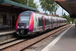 Ein NAT 50000 der Transilien Ligne L steht im Bahnhof von Garches kurz vor der Abfahrt nach Paris. Aufgenommen in Mai 2019.