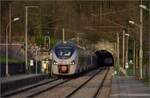 Bahn entlang des Doubs.

Der Coradia Polyvalent mit dem Stehpartytriebwagen Z 51567 und dem leer mitgeführten Z 51571 von Besançon nach Belfort verlässt Baume-les-Dames. März 2023.