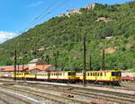 Unterhalb der mächtigen Festung  Liberia  steht am 30.05.2006 der SNCF-Triebwagen 105 und ein weiterer vierteiliger Triebzug des schmalspurigen  Train jaune  im Depot Villefranche de Conflent.