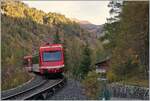 Trotz seiner relativ geringen Geschwindigkeit legt sich der SNCF Z 850 052 als TER 18905 auf dem Weg nach Vallorcine kurz vor Montroc-le-Planet ganz schön in die Kurve.