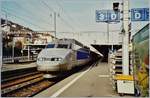 In Neuchâtel wartet der TGV 118, unterwegs von Bern nach Paris, auf die Weiterfahrt Richtung Pontarlier. 

Mai 2001