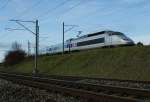 TGV  Lyria  N° 9284 von Bern nach Paris bei der Abzweigstation Auvernier am 28.