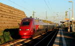 Thalys 4302 nach Paris durchfährt am Morgen des 14.10.2017 Neuss-Allerheiligen.