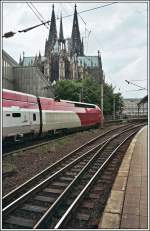 Triebzug 4343 rollt vor dem Kölner Dom zum Deutzer Feld.