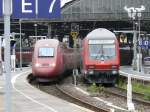 Thalys 4345 Köln - Paris abfahrbereit in Aachen HBF neben dem Reginalexpress Aachen - Siegen.