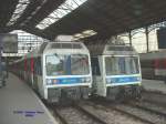 Zwei Triebzüge, 428 und 423, Transilien am 11.05.2003 in Paris St.Lazare.