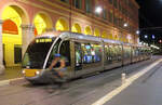 Währenddem die Strassenbahn an der Haltestelle Jean Medecin in Nizza hält, wird sie von einem Fahrradfahrer überholt. Nizza, 01.09.2019