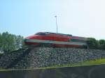 Hier ist der TGV 001 zusehen er steht an der Autobahn von Strasbourg auf einen Steinhaufen.