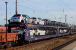 Französischer Autotransporter der Bauart  Laeks (43 87 4272 305-1 F-GEFCO) mit französischen Kleinwagen am 08.03.2015 im Bahnhof Oranienburg.