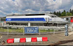 Der Rekord-Triebkopf 325 (TGV 24049 | 93 87 0 024049-3 F-SNCF | Alstom TGV Atlantique) steht auf der Drehscheibe des Cité du Train (Eisenbahnmuseum) Mulhouse (F).