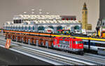 Ein Schotterzug mit der Lok 60098 (vielleicht SBB Cargo) wartet in der großen Miniatur-Welt auf Abfahrt.