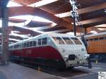 Eisenbahnmuseum Mulhouse: ZZy 24408 (Etat), XB 1000 (SNCF)

Im Jahre 1933 wurde das erste Fahrzeug von der Compagnie des chemins de fer de l'tat (kurz: Etat, einen Vorlufer der SNCF) auf der Strecke Paris – Deauville in Dienst gestellt. Ein Jahr vorher hatte Bugatti einen Auftrag der Etat angenommen, um bereits produzierte Motoren fr den Bugatti Royale zu verwerden. Die Triebzge wurden von vier Achtzylinder Reihen-Benzinmotoren angetrieben, boten 48 Sitzpltze und ereichten bei ersten Testfahrten eine Hchstgeschwindigkeit von 172 km/h. Am 24. Oktober 1934 erreichte ein Triebwagen auf der Strecke von Le Mans nach Connerr eine Hchstgeschwindigkeit von 192 km/h. Bis 1958 wurden alle Triebwagen ausgemustert. Lediglich das Modell XB 1008 der SNCF (ursprnglich ZZy 24408 der Etat) ist erhalten geblieben. Er wird heute im Eisenbahnmuseum Cit du Train in Mulhouse ausgestellt. Bis 1970 wurde er von der SNCF fr Signaltest benutzt und anschlieend 1980 restauriert und in seinen ursprnglichen Zustand versetzt.
Die Aufnahme entstand am 19. September 2007.