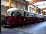 Dieseltriebwagen vom Typ Renault ABJ-2, Baujahr 1937. Eingereiht als ETAT ZZy24091, spter SNCF X3421. Von den ABJ-Triebwagen wurden zwischen 1935 und 1949 in verschiedenen Serien, die sich u.a. durch ihre Dachlfter unterschieden, 129 Stck an die SNCF und deren Vorgngerbahnen geliefert. Weitere ABJ wurden bis in die 1950er Jahre an franzsische Privatbahnen und in andere Lnder geliefert. 
Dieser elegante  und sehr erfolgreiche Triebwagentyp mit 300PS war ca.6 Meter lnger als der Vorgngertyp VH. Konzipiert wurde er fr lngere Nebenstrecken. Die letzten dieser Triebwagen wurden bei der SNCF 1977 auer Dienst gestellt. 


Eisenbahnmuseum Mulhouse

21.05.2007
