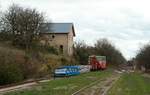 Der Bahnhof Sainte Eulalie de Cernon ist betrieblicher Mittelpunkt der Velo-Rail du Larzac. Von hier führt eine etwa 4 km lange Strecke in östlicher Richtung nach Le Rouquet, in der anderen Richtung geht es ca. 8 km nach La Bastide-Pradines. Blick auf die östliche Bahnhofsausfahrt in Richtung Le Rouquet am 01.04.2017.