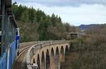 Blick aus einem Zug der Velo-Rail du Larzac, der auf der Fahrt von Sainte Eulalie de Cernon nach La Bastide-Pradines kurz vor Lapanouse-de-Cernon einen der 3 Viadukte überquert (01.04.2017)