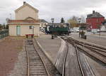 In Noyelles-sur-Mer wird Lok 15 der CFBS (ex Noyon-Guiscard-Lassigny 15) von Hand auf der Drehscheibe gewendet. 
In Noyelles-sur-Mer muss auf der Chemin-de-Fer-de-la-Baie-de-Somme(CFBS)-Strecke von Saint-Valery nach Le-Crotoy Kopf gemacht werden. Teilweise werden die Loks auf der Drehscheibe gedreht.
26.03.2016  Noyelles-sur-Mer 