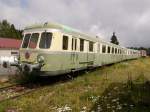 Triebwagenseite des ex-SNCF X2709+XR7719 (RGP2 - Rame à Grand Parcours, Fernverkehrszug 2-Motorig)

Die SNCF stellte 1954 eine Serie von Fernverkehrstriebwagen des Typ RGP2 in Dienst. Dieses war die Ursprungsversion des RGP. Die Ziffer zeigt hier nur dass er zweimotorig ist.
Der 1986 außer Dienst gestellte Zug ist äußerlich im SNCF-Ursprungszustand erhalten, verfügt jedoch aktuell über keine Motoranlage mehr und kann nur geschleppt werden.

Er befindet sich bei der CFHF (Chemin de fer du Haut-Forez), die Museumsbetrieb auf der schönen Strecke Estivareilles - Sembadel - La Chaise Dieu durchführt.

2014-07-23 Estivareilles