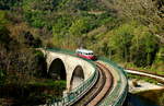 Am 08.04.2017 überquert der von Billard gebaute Triebwagen 213 (Typ A-150-D) des Train de l'Ardeche in der Schlucht des Doux den gleichnamigen Fluss.